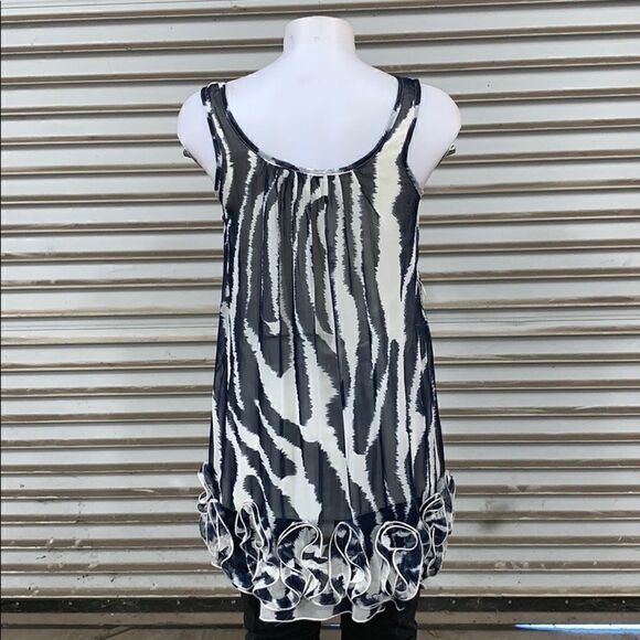 🛍️Papillon top black and white with design at hem - Picture 7 of 8